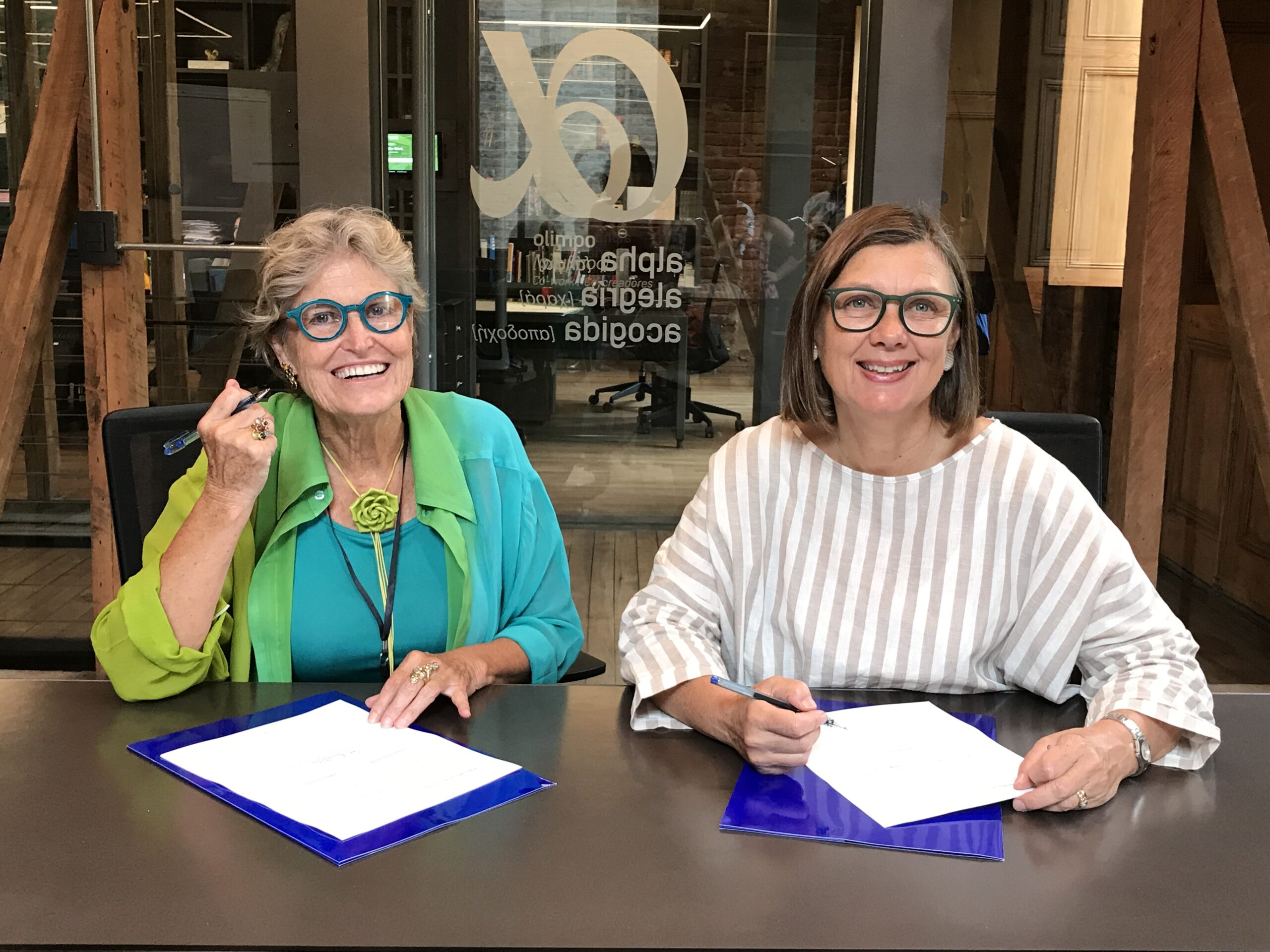 firma-de-convenio-con-fundacion-mustakis-por-apoyo-al-concurso-colorearte